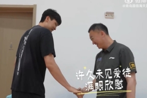 杨瀚森回归青岛“家”中 重逢久违教练队友 显露明显喜悦