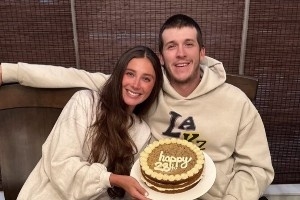 才子佳人!里夫斯女友为其庆生,小里剃寸头更显英姿飒爽。