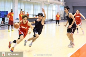 中国女篮备战中，与北体大男篮展开对抗训练