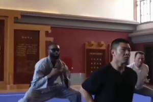 这动作有模有样！杰伦·布朗在少林寺跟着师傅进修