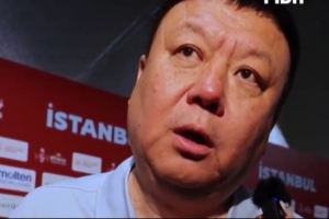 王建军指出:主要问题在于篮板球和对抗,队员外线不准源于自信不足