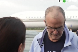 乌拉圭队主教练贝尔萨仅用38秒回应记者提问，遭球迷批评态度冷漠