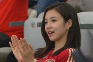 吧友们还记得吗？韩国女主持持续报道世界杯，12年前她因一笑而走红