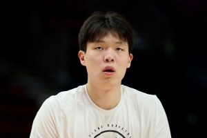 杨瀚森未为等待的球迷签名 反问：我们连饭都没吃，你不能签一个吗