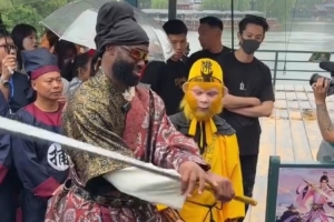 王鹤棣亲自指导杰伦·布朗使用金箍棒，后者模仿得惟妙惟肖