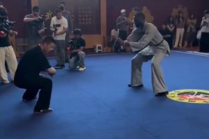 来到中国也不忘练习下肢力量！杰伦·布朗这个马步扎的标准吗？