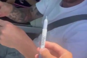 梅西对球迷说“你的笔写不出字“，用自己的笔签名后差点连笔送人