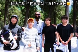 杰伦·布朗在少林寺为粉丝签名展示优质偶像风范