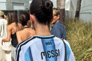 太阳报：贝克汉姆次子与女友观赛世界杯，女友身着梅西球衣