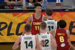 中国U17男篮激怒立陶宛,后者情绪激动,频繁夹臂推人