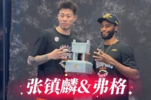 摄影师巧妙展示！比1 张镇麟弗格默契地露出四指
