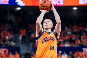三分球致命！李弘权6投5中，三分3投3中，全场贡献14分4篮板2助攻1抢断1盖帽！