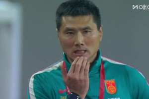 邵佳一场边咬牙切齿！对手门将出击，武磊远距离吊门可惜偏出