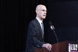 《校园留驻人数持续攀升!NBA官方公布:已有38名球员退出提前选秀报名》