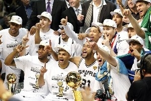 《2009年NBA回顾：马刺击溃三巨头阵容，库里展露锋芒，阿杜获MVP殊荣，约基奇成41号新星》