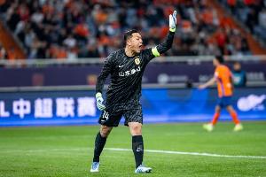 鲁媒称，泰山与国安对决常现红牌，王大雷被球迷骂及家人