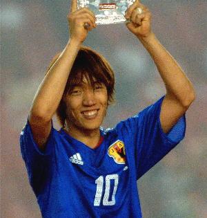 日本媒体：昨天日本队训练结束后，中村俊辅挑选5名球员进行任意球训练