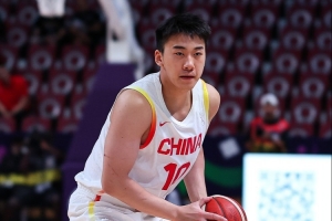 媒体人：对手体型相当或更胜一筹，王俊杰略显吃力