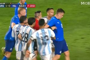 第64分钟，冰岛队约翰内松背后撞倒麦卡利斯特，导致双方发生冲突