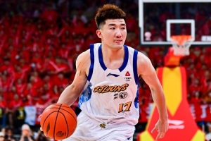 孙铭徽表现低迷：7投2中，三分球4中1，仅得5分2板3助，正负值-7