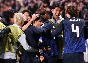 日本媒体报道：日本队今日全员参加合练，包括久保建英、伊东纯也等10名球员悉数回归。