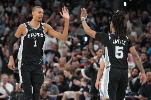 马刺队晋级总决赛,队内得分王文班卡斯尔年仅22岁,创NBA历史首例Top2得分手均不满22岁纪录。