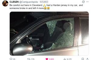 网友讽刺:车内挂着哈登球衣遭砸车窗,事后反得四件球衣赔偿