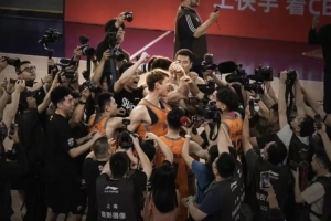 王哲林表示：右侧腹内斜肌部分撕裂，无论过程多难，大家不要放弃！