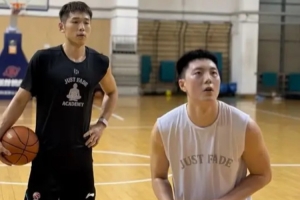 胡明轩与陆文博持续合练,进行投篮专项训练