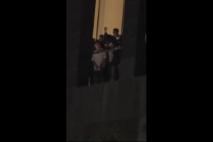 C罗酒店阳台亮相，现场球迷热烈欢呼