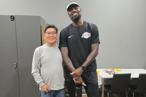 网友与詹姆斯室内高尔夫合影:笑容灿烂,GOAT与高尔夫新手同框