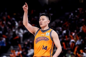 《精准表现!李弘权投篮6中5,三分线外5中4,砍下16分6篮板1助攻》