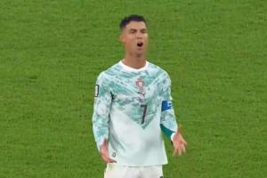 C罗被换下场瞬间：表情不满加困惑，愣神几秒后取下袖标离场