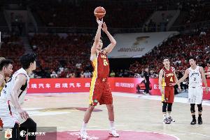 媒体人指出:中国男篮自19年世界杯起陷入下滑,目前尚不清楚低谷何时触底