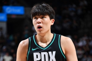 跟团翻译：网友对杨瀚森的批评声浪高涨，他却建议我保持平和心态