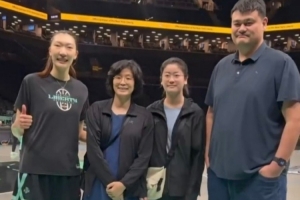 姚明与家人亮相纽约 观看自由人比赛并与韩旭合影