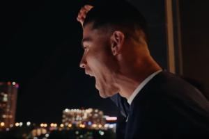 壮丽！C罗赛后带领葡萄牙队众将现身酒店阳台，凌晨时刻与数千球迷共庆
