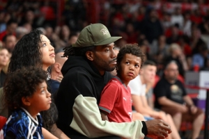 兄弟情深！伦纳德家族希腊观战NBA总决赛 助威好友约瑟夫