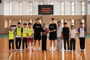 《马相伯初级中学举办公益篮球活动：肯帝亚男篮助力梦想起航》